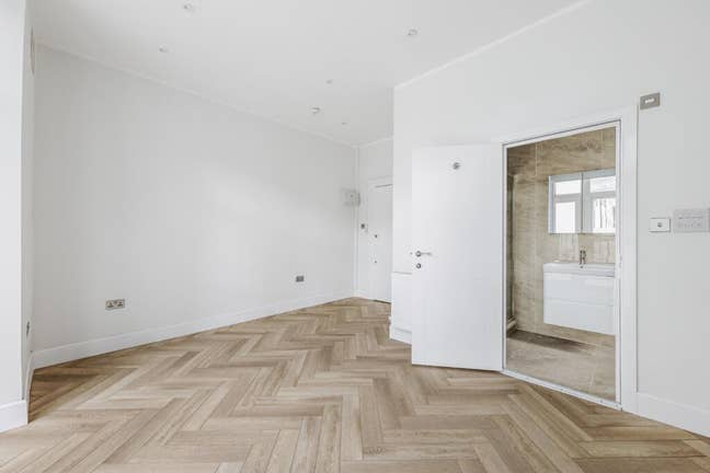 Great studio slat with balcony. Inc Council Tax! Main Photo