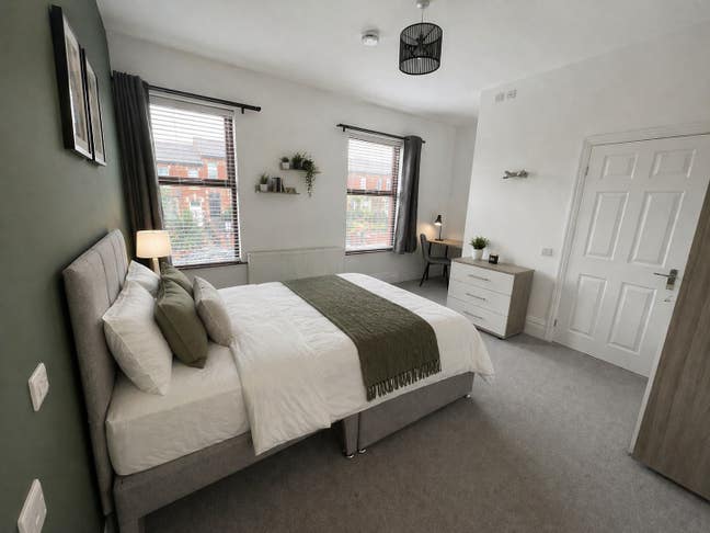 🏡 Huge En-suite -15 min walk to hospital Main Photo