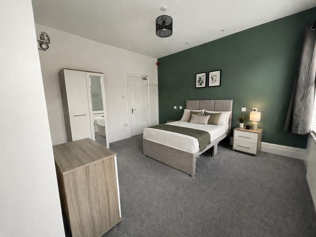 🏡 Huge En-suite -15 min walk to hospital Main Photo