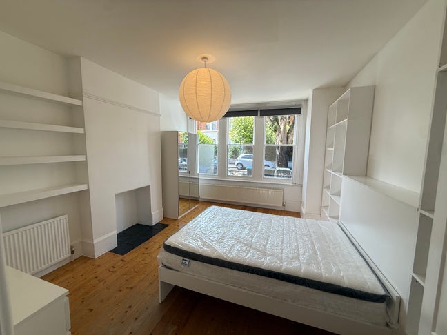 W🤩W  Amazing Newly Refurbished 3 Bed Garden Flat Main Photo
