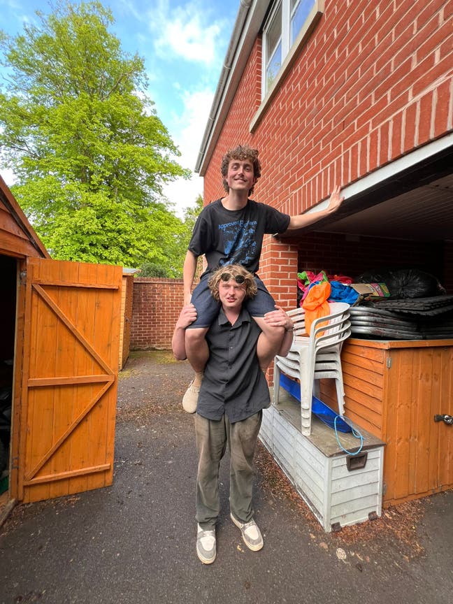 2 guys frantically search for potential roomates? Main Photo