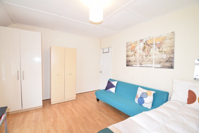 Large Room in Shared House – Fast Commute, No Hidd Main Photo