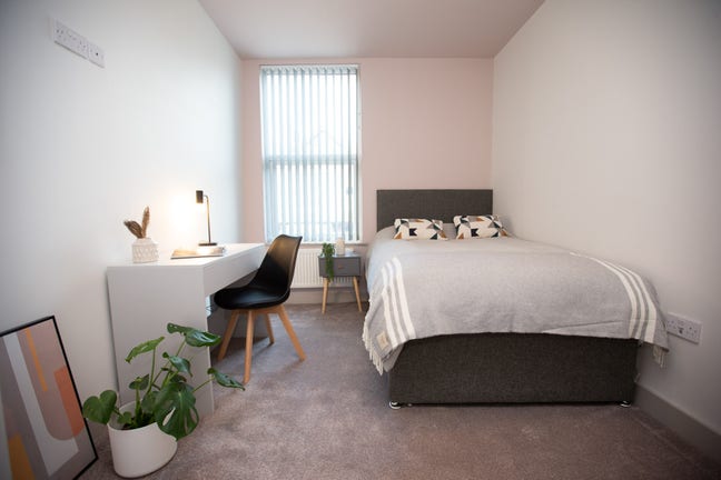 1 Double En Suite Room in a 8 Bed House in L13! Main Photo