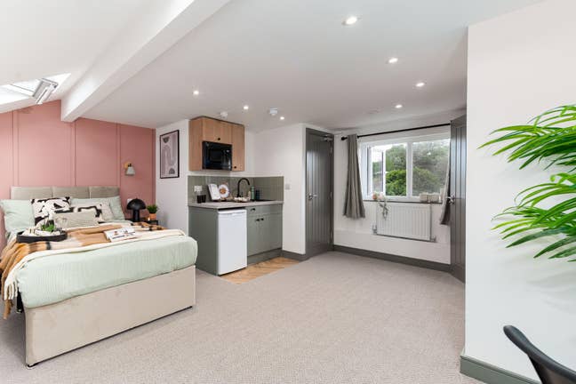 Brand New Ensuite Rooms | Bills Inc | Stockport Main Photo