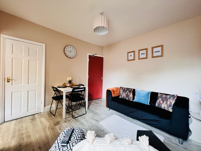Refurbished 4 bedroom house, town centre location Main Photo
