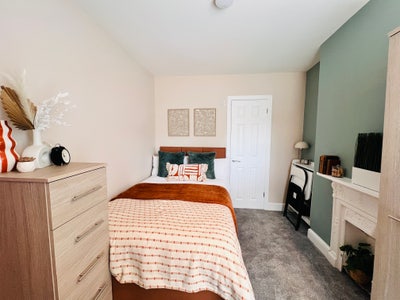 Refurbished 4 bedroom house, town centre location Main Photo