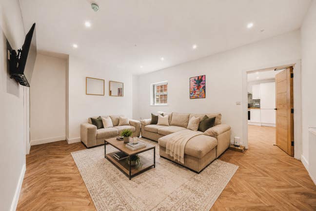Large 6-Bedroom House with 2 Ensuites & 2 Bathroom Main Photo