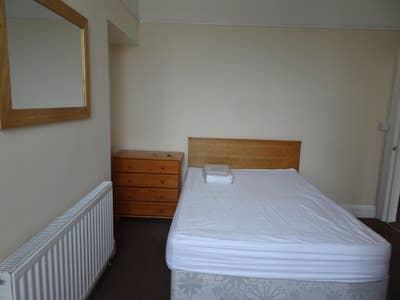 En suite close town centre, bus and shop Main Photo