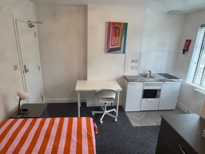 Amazing new all en-suite all kitchenette HMO  Main Photo