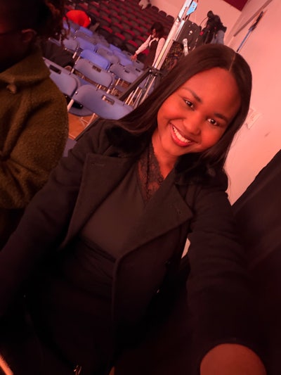 I am a professional female aged 30. I am look... Main Photo