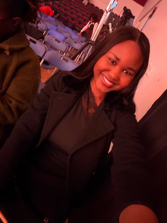 I am a professional female aged 30. I am look... Main Photo