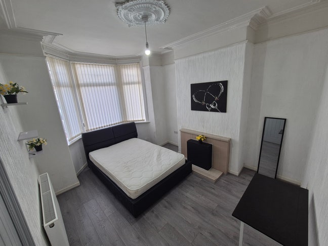 Spacious rooms clean, furnished & ready to move in Main Photo