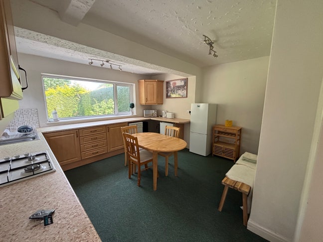 Generously sized single room  Main Photo