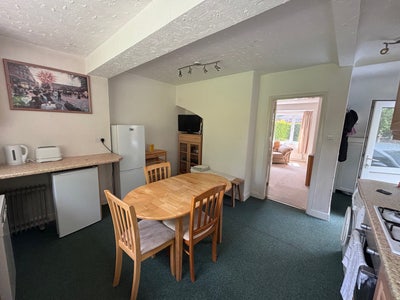 Generously sized single room  Main Photo
