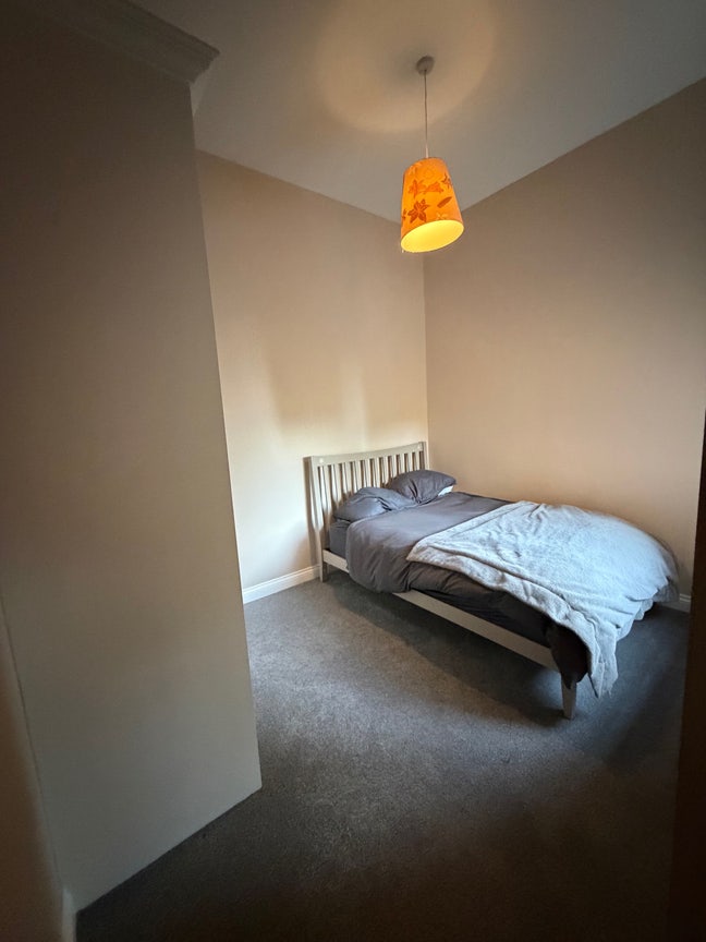 Looking for a replacement for my room Main Photo