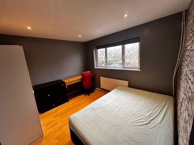Double room in a spacious house Main Photo