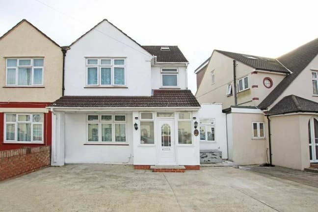 4 BedRoom House, Chatsworth Cresent Hounslow Main Photo