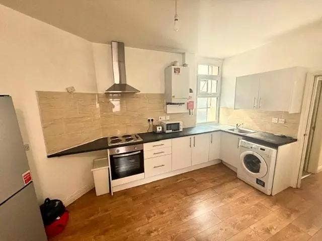 Spacious Double Bedroom in City Center with Bills Main Photo