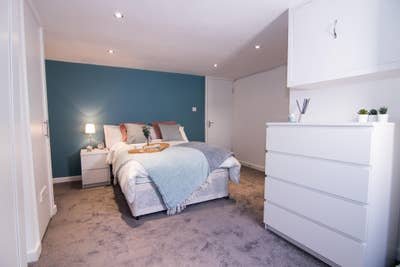 **Gorgeous All Girls House with Double Available Main Photo