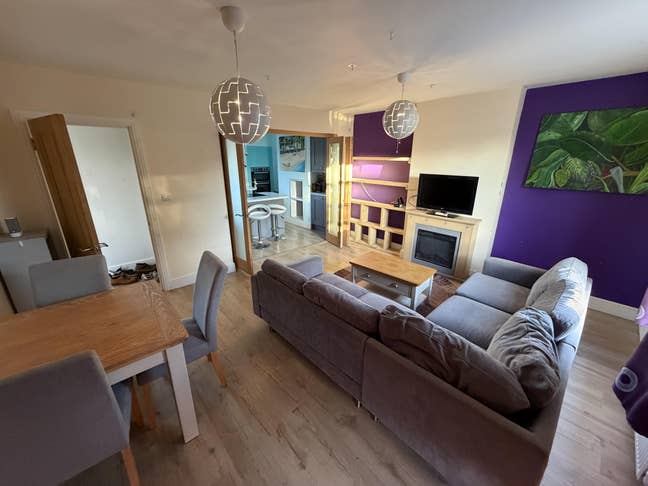 Double room available in Esher flat Main Photo