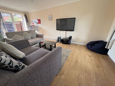 Double Bedroom - professional female house share Main Photo