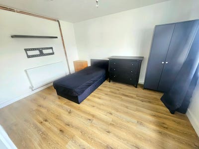 Spacious Room Available in Bilston WV14  Main Photo