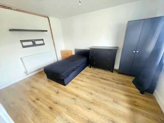 Spacious Room Available in Bilston WV14  Main Photo