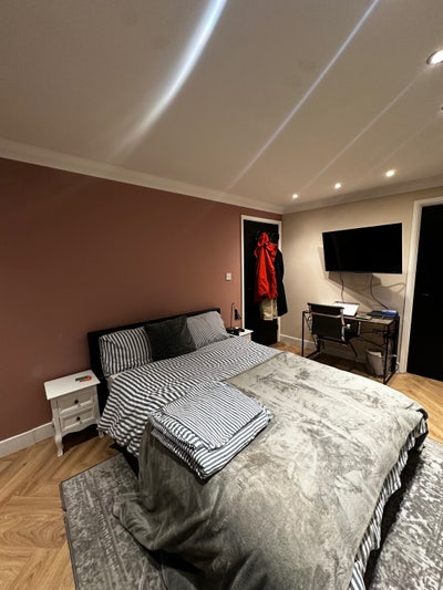 Spacious Double Room with Private En-Suite Main Photo