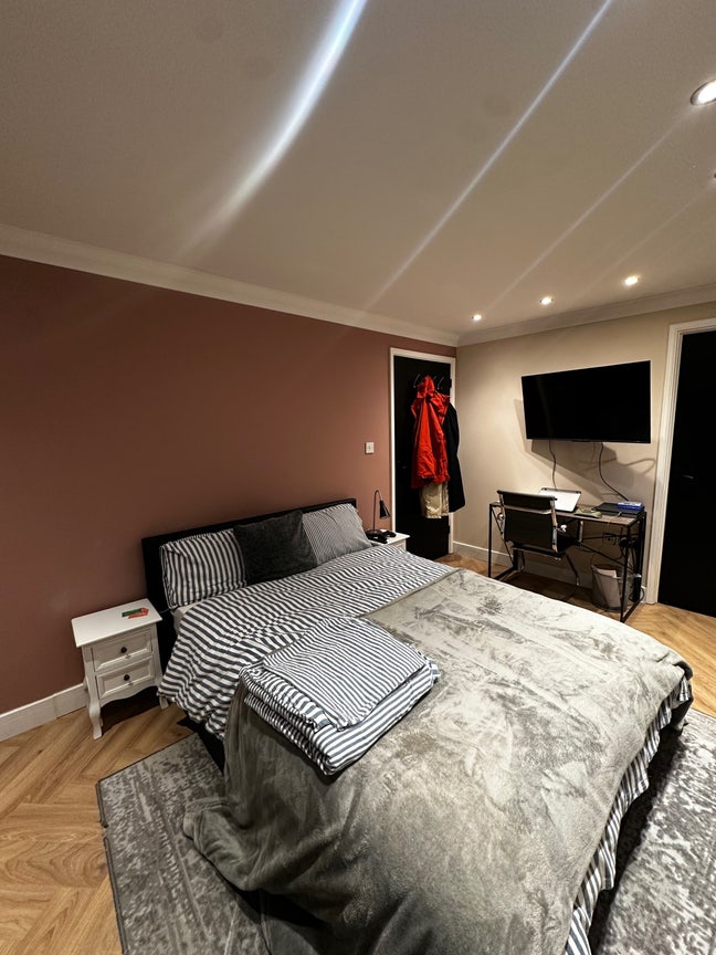 Spacious Double Room with Private En-Suite Main Photo
