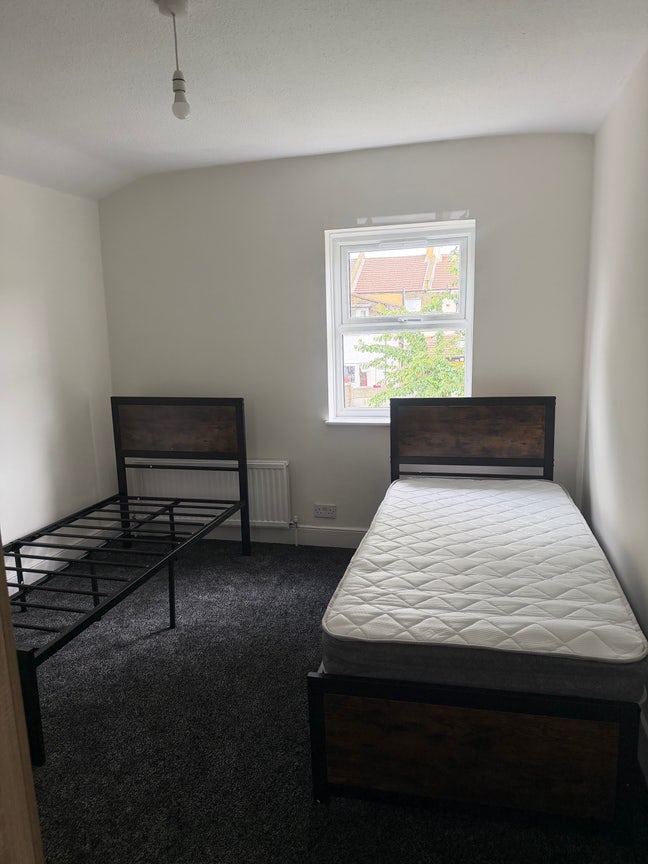 Spacious Double Room Newly refurbished PlaistowE13 Main Photo