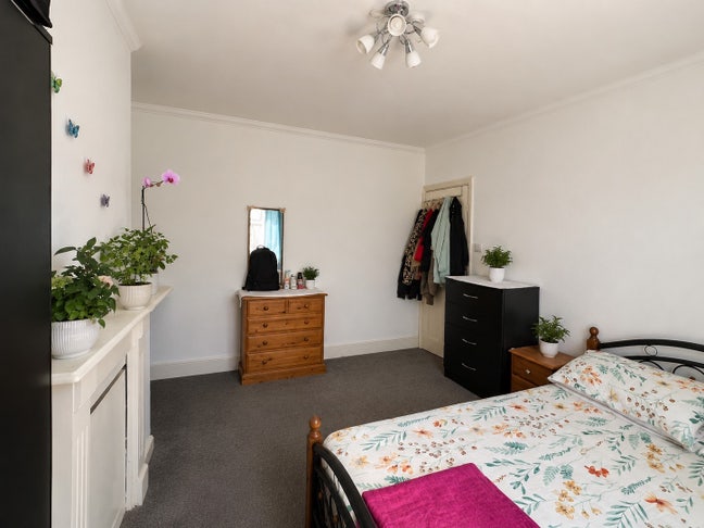 1 Double Bedroom  Main Photo