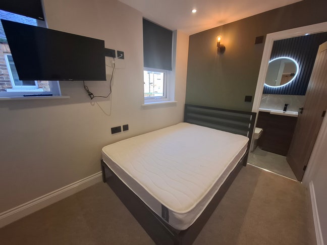 Small high-spec ensuite room, friendly quiet house Main Photo