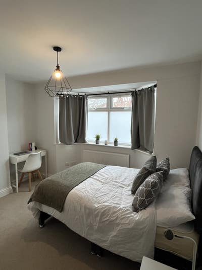 Bright Ground-Floor Ensuite Double Room Morden Main Photo