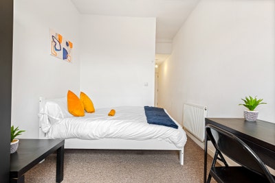 2 x Modern Ensuite Rooms - Immediate Move Ins Main Photo