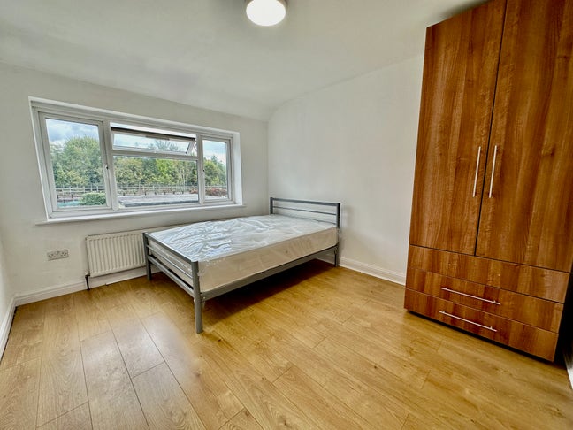 FOUR Bedroom TWO Bath Luxury House - Perivale Main Photo