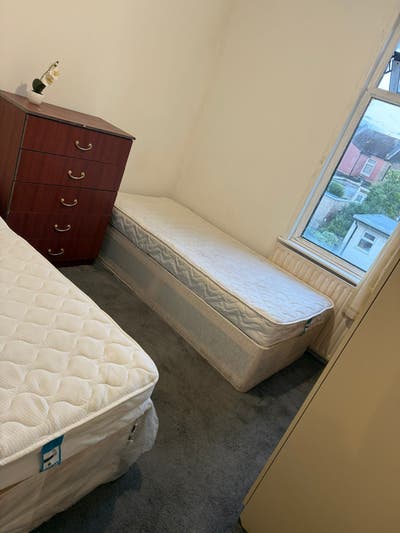 Double bedroom available in house at IG1 1PW Main Photo