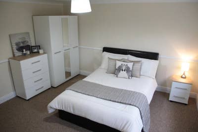 💫 Double Room available l 🏡 Blackwater GU17 l Main Photo