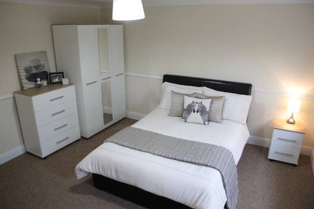 💫 Double Room available l 🏡 Blackwater GU17 l Main Photo