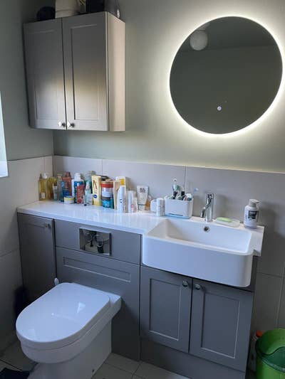Spacious double bedroom- Caversham Heights Main Photo