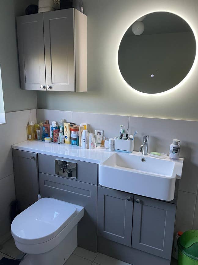 Spacious double bedroom- Caversham Heights Main Photo