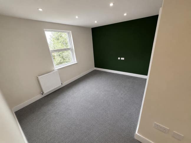 En-Suite Rooms, Bills Inc. — Swindon Share Main Photo