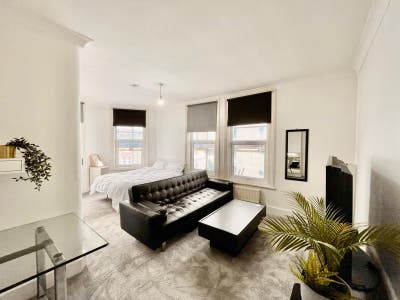 4 Huge Rooms near the Jubilee Line Main Photo