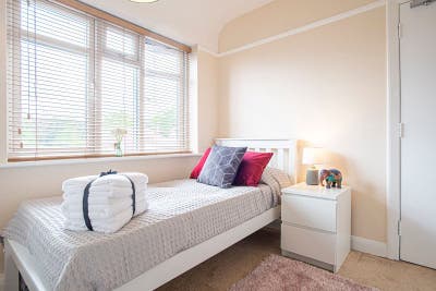 Two rooms available in a gorgeous house Main Photo