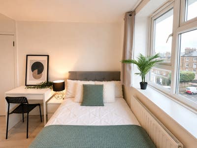 4 Bed Flat near Victoria Park Main Photo