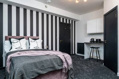 Large Studio Style Room - City Centre House Share Main Photo