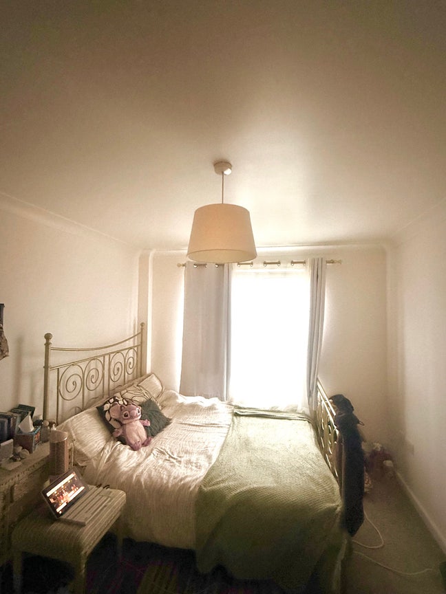 Bright double room available in Shepherd’s Bush.  Main Photo