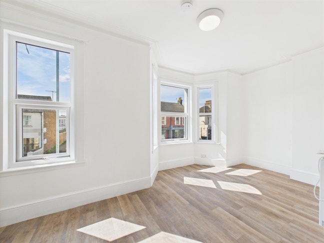 En Suite Room Available! Close to Train Station Main Photo