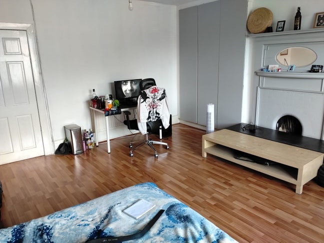 Large double room available  Main Photo