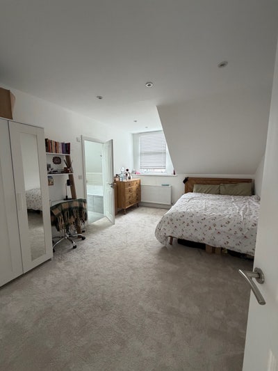 Spacious double en-suite room -all bills included  Main Photo