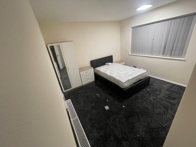 Big and Bright Double room available all bills inc Main Photo